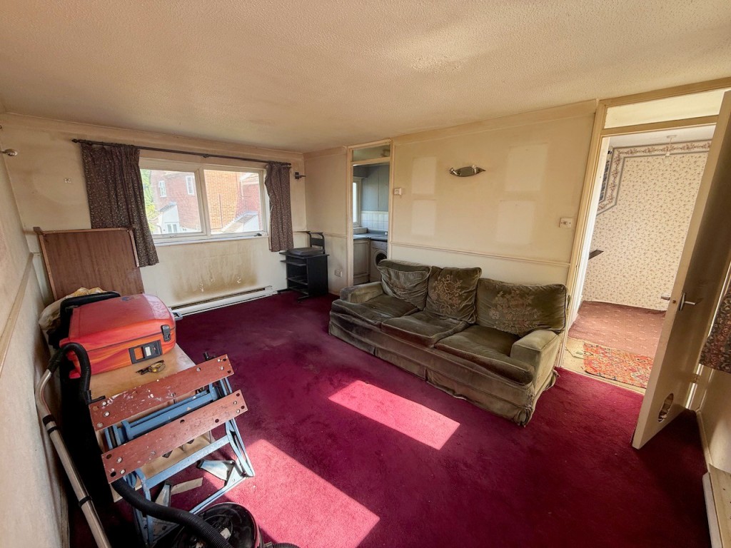 Lot: 159 - MAISONETTE FOR IMPROVEMENT - Living room